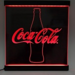 Painel Coca-Cola fundo preto